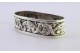 Argola de guardanapo em prata de forma oval com relevos e brasão para monograma.
